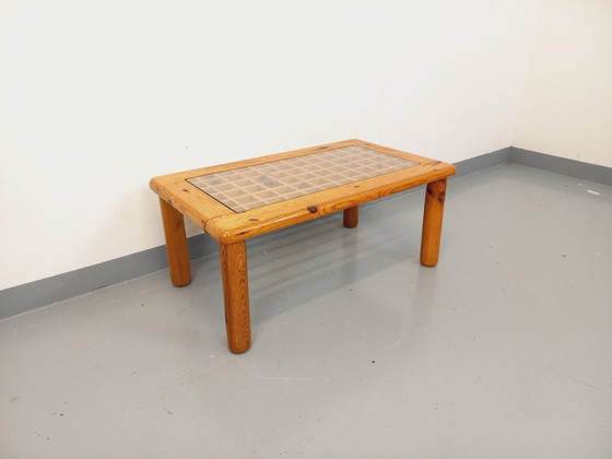 Image 1 of Vintage modernistische salontafel van grenenhout en glas uit de jaren 70 en 80.