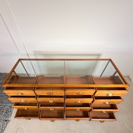 Solid Oak Shop Counter with 16 Drawers & Glass – c. 1940 – Display cabinets, Wood (photo 7 of 15)