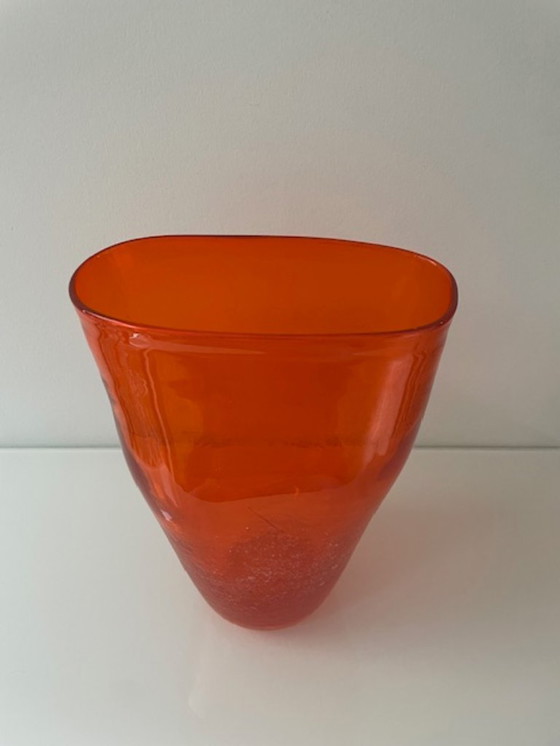 Image 1 of Jarrón soplado a mano en vidrio naranja intenso.