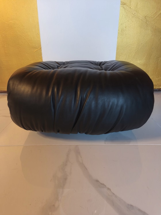 Pouf ottoman Cassina Soriana en cuir noir, années 70 – Sofas, Leather (photo 3 of 11)