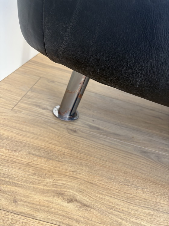 Image 1 of Divano Cheselong, design nero, rivestimento in pelle, gambe in acciaio.