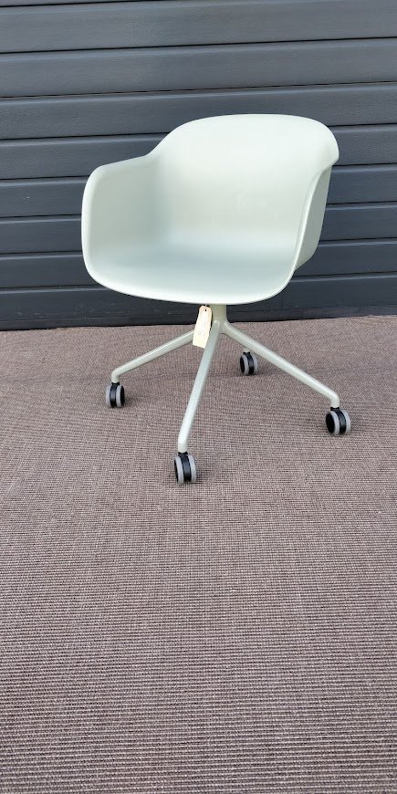 Image 1 of Poltrona Muuto Fiber verde chiaro con base girevole e rotelle