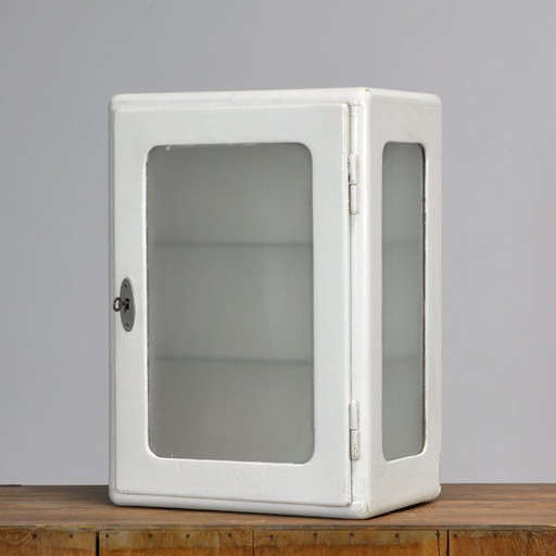 Armario de pared blanco con puerta de cristal esmerilado