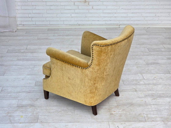 Image 1 of Fauteuil danois des années 1960, velours d'ameublement jaune miel, état d'origine.