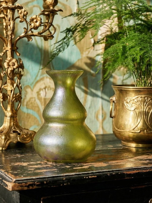 Petit vase Art Nouveau en verre soufflé irisé vert, ancien 1900-1915