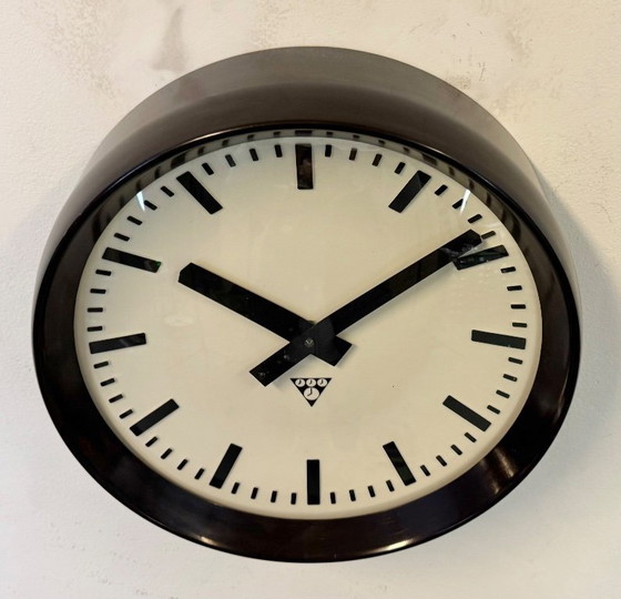Image 1 of Reloj de pared industrial de baquelita de Pragotron, década de 1960