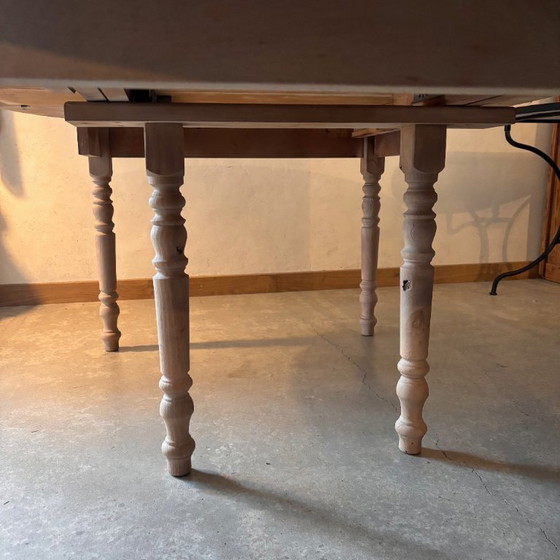 Image 1 of Ronde tafel met verlengstukken