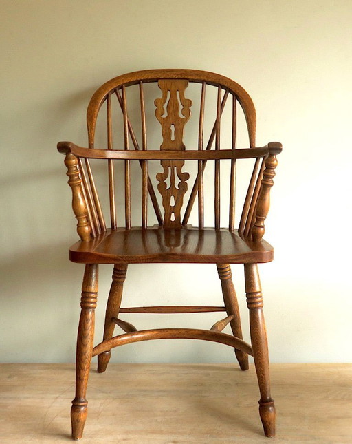 Fauteuil Windsor à dossier en lyre et accoudoirs en chêne massif, style moderne du milieu du siècle, années 1960