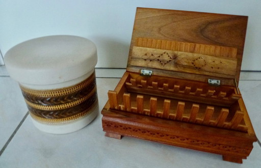 Porta tabacco in ceramica di Velasques e humidor in legno per sigarette.