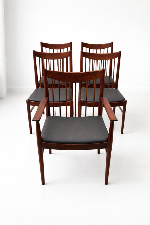 5 sedie Vodder 422 in palissandro, di cui 1 poltrona con braccioli.