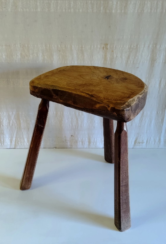 Dreibeiniger Hocker aus Massivholz - Mitte 20. Jh. – Wood (photo 4 of 8)