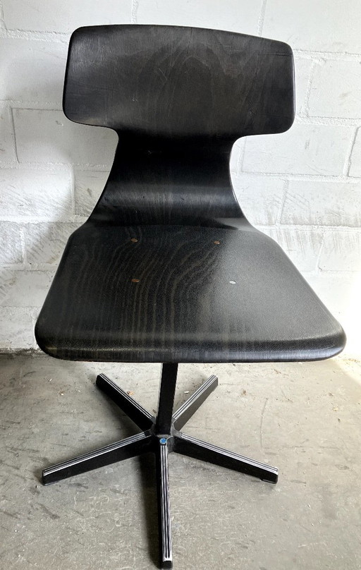 Prachtige originele oude Galvanitas Oosterhout Holland stoel met 1 poot. 