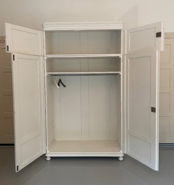 Image 1 of Set aus zwei großen Old Basics-Kleiderschränken und passender Kommode – Weißes Massivholz