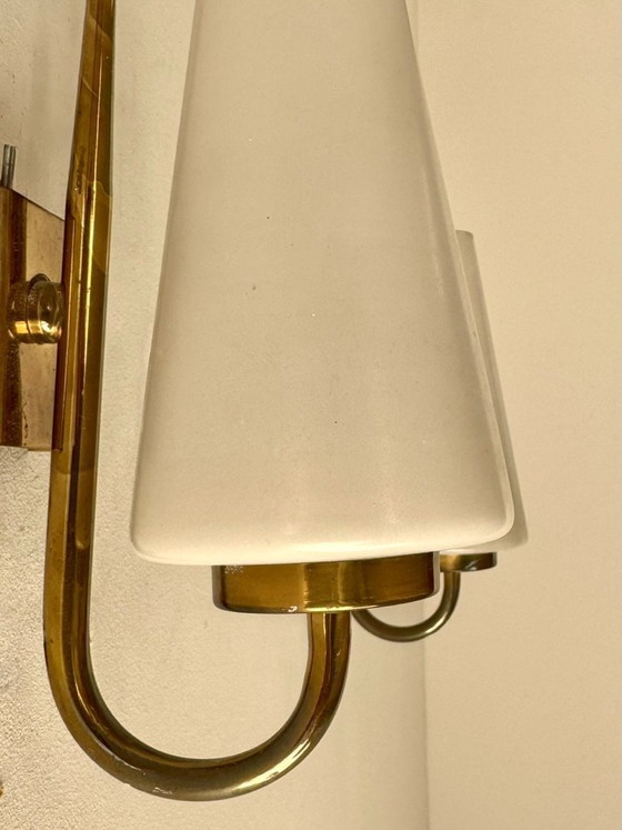 Een paar vintage wandlampen van messing en opaalglas, Italië, 1970. – Brass (photo 5 of 5)