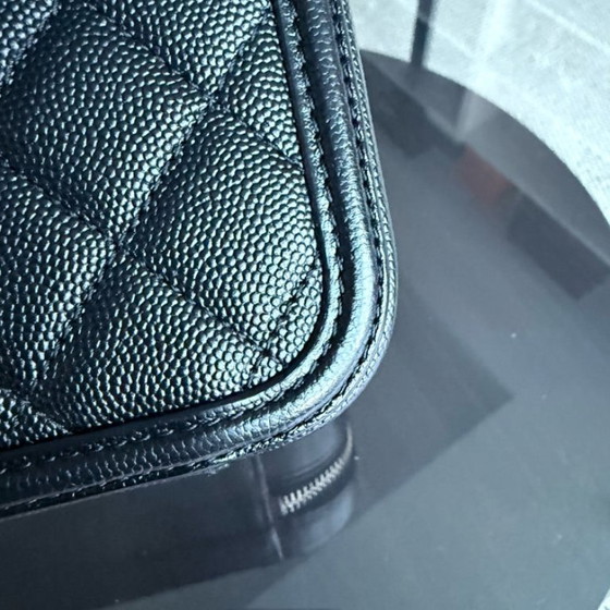 Image 1 of Chanel Filigraan Toilettas Medium - Caviar Gewatteerd Kalfsleer met Korrelnerf Zwart Goudkleurige Hardware Serie 27