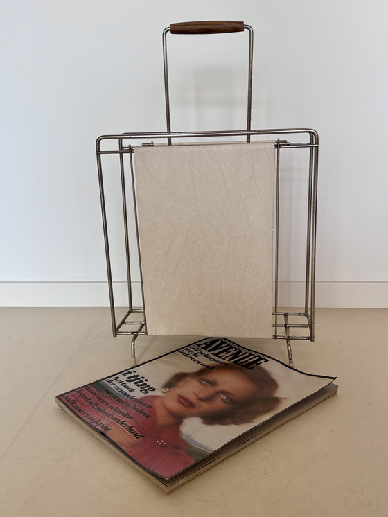 Image 1 of Elegante portariviste Mid-Century in similpelle color crema e filo d&#39;acciaio cromato