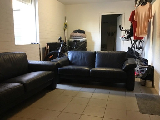 Se vende: Conjunto de sofás de piel negra De Sede