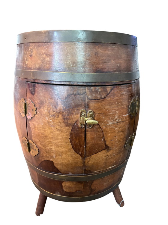 Image 1 of Mueble bar auténtico hecho con un barril de whisky e iluminación – Muebles únicos