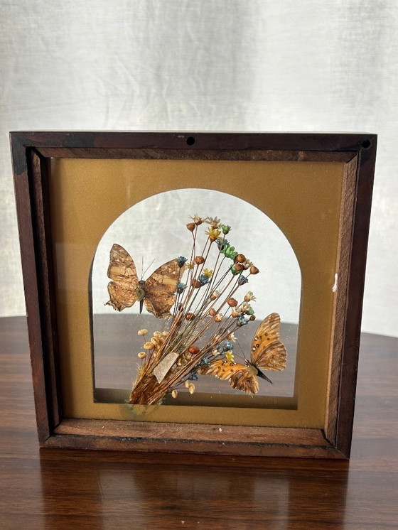 Image 1 of cornice a farfalla