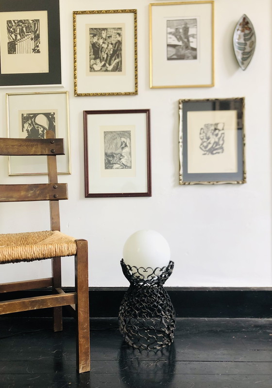 Image 1 of Zwarte smeedijzeren lamp met een handgemaakte witte bol.