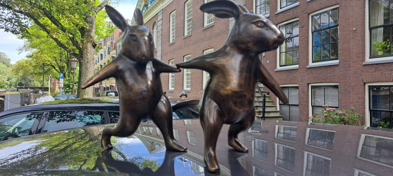 Image 1 of 2 lepri che camminano, bronzo