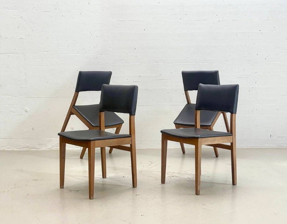 Houten stoelen uit het midden van de 20e eeuw met zwarte bekleding, jaren 60. – Eetkamerstoelen, Wood (photo 12 of 14)