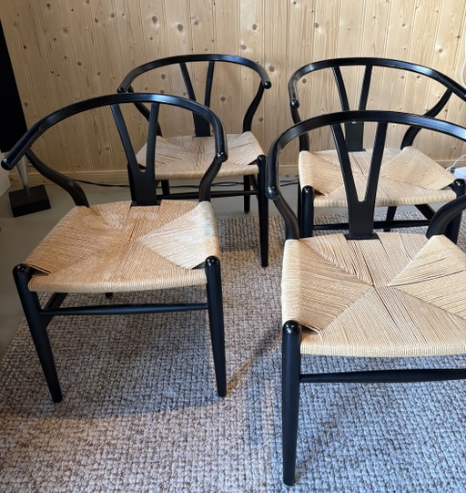 4 sedie Wishbone disegnate da Hans Wegner