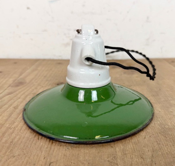 Image 1 of Industrielle Hängelampe aus grüner Emaille, 1950er