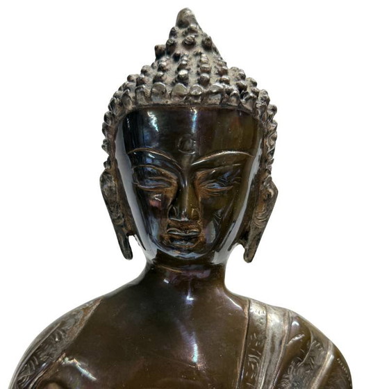 Raro Buda Shakyamuni de Patan – Túnica floral grabada a mano, c. 1920 – Esculturas, Bronze (photo 9 of 10)
