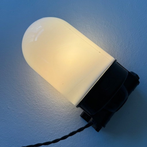 Vintage "Block" wandlamp in opaal en bakeliet.