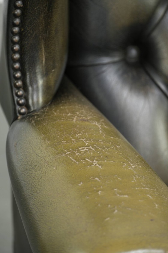 Stoere vintage rundleren chesterfield oorfauteuil in een tijdloze groene kleur – Leather (photo 11 of 13)