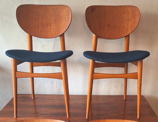 Een paar teakhouten eetkamerstoelen met marineblauwe hoezen, Denemarken, jaren 60.