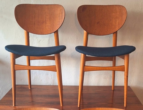 Image 1 of Een paar teakhouten eetkamerstoelen met marineblauwe hoezen, Denemarken, jaren 60.