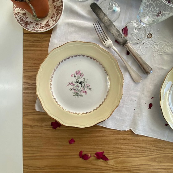 Image 1 of 6 antieke crèmekleurige aardewerken dinerborden met gouden rand en bloemendecoratie, L'Amandinoise Brigitte-patroon, vintage