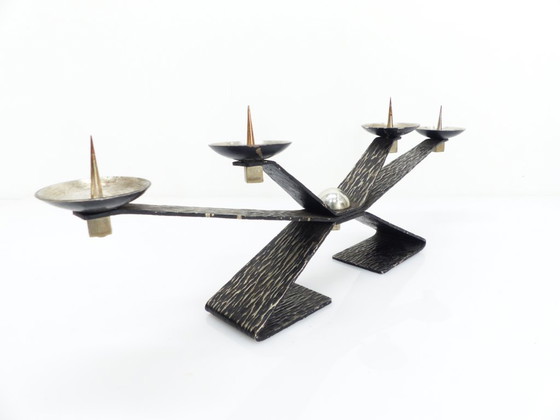 Image 1 of Modernistische brutalistische kroonluchter met vier zwartgeblakerde, gehamerde metalen punten, Europa, circa 1960-1970