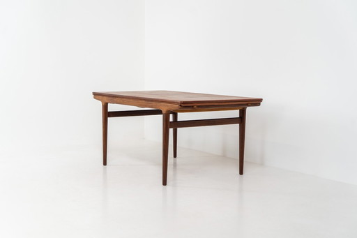 Extendable dining table by Johannes Andersen for Uldum Møbelfabrik (Denmark, 1960s).