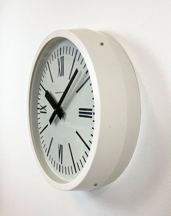 Image 1 of Witte industriële Sovjet-bakeliet wandklok van Strela, jaren 80.