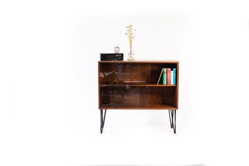 Mid Century Vitrine en teck avec portes coulissantes en verre