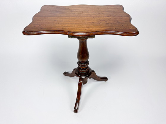 Image 1 of Vintage driepoot wijntafel, walnoot houten salontafel