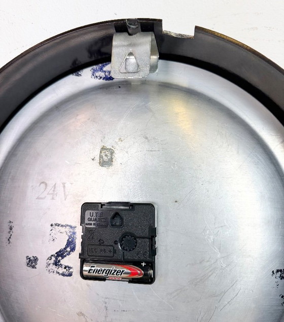 Image 1 of Industriële bruine bakelieten fabriekswandklok van Pragotron, jaren 60