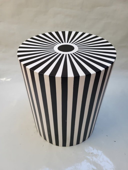 Tavolino in resina bianco e nero fatto a mano in Marocco – Handgemaakt in Marokko Zwart-Wit Resin Bijzettafel