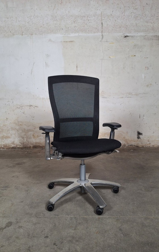 Image 1 of Silla de oficina Knoll de malla negra con reposabrazos ajustables