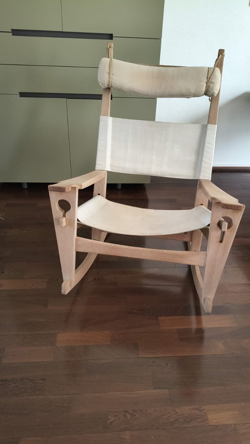 "Sedia a buco della serratura" di Hans Wegner.