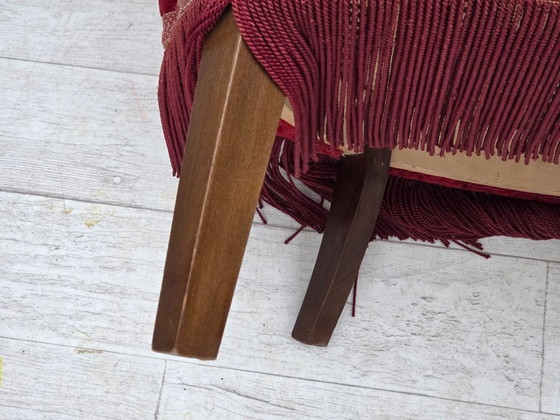 Image 1 of Fauteuil danois des années 1970, revêtement en velours rouge cerise, pieds en frêne.