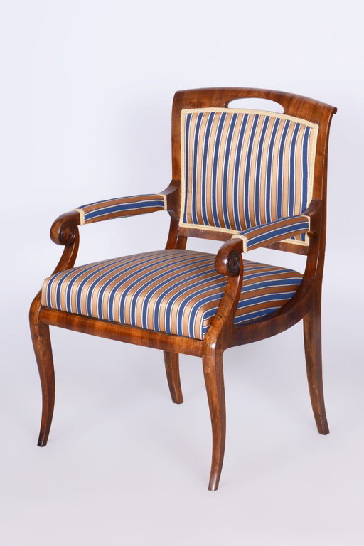 Gerestaureerde Biedermeier fauteuil, walnootfineer, sparrenhout, eikenhout, Tsjechisch, jaren 1830 – Textile, Wood