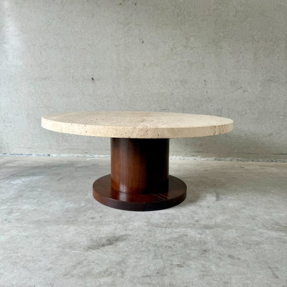 Image 1 of Mesa de centro redonda de travertino con base de madera | Italia, 1970 | Estilo moderno de mediados de siglo