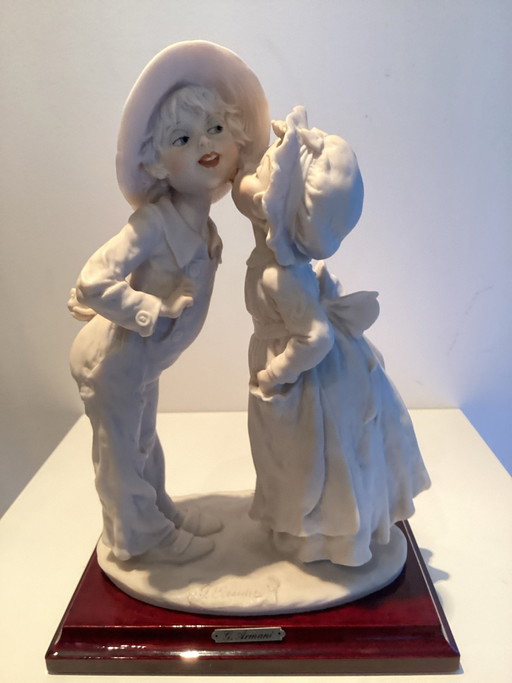 Wunderschöne Giuseppe Armani Bildhauerei „Shy Kiss“ aus Florenz 1982 – original und markiert.