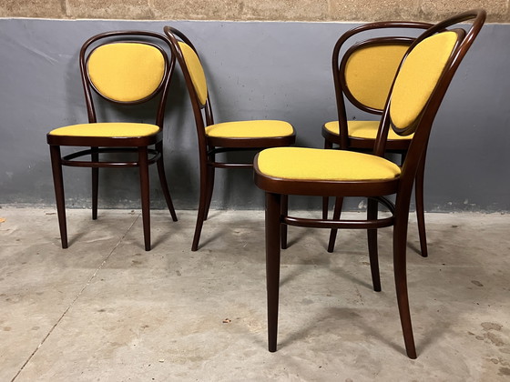 Image 1 of Thonet 215 madera curvada amarilla recién tapizada