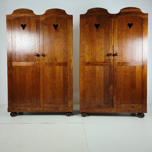 Ein Paar belgische Eichenschränke mit Herzmotiv, 20. Jahrhundert – kledingkasten, Wood