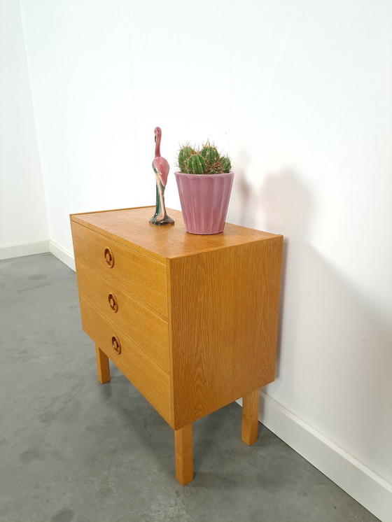 Image 1 of Commode en placage avec poignées rondes de Suède